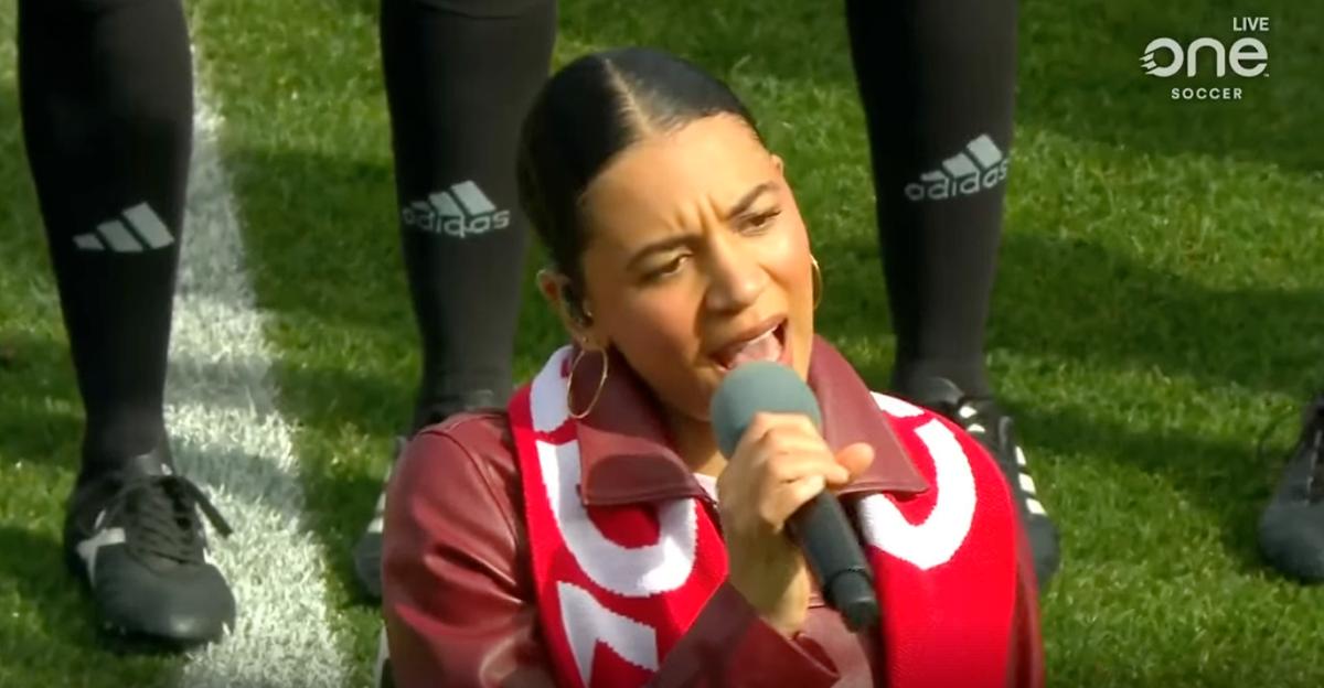 Interprétation de l'hymne du Canada au Stade Saputo