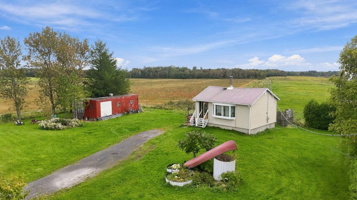 Vue aérienne de la propriété et de son terrain