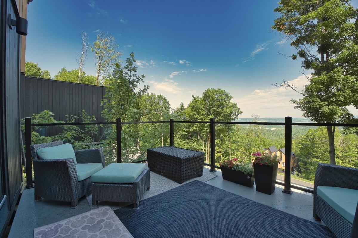 Terrasse avec vue sur la montagne