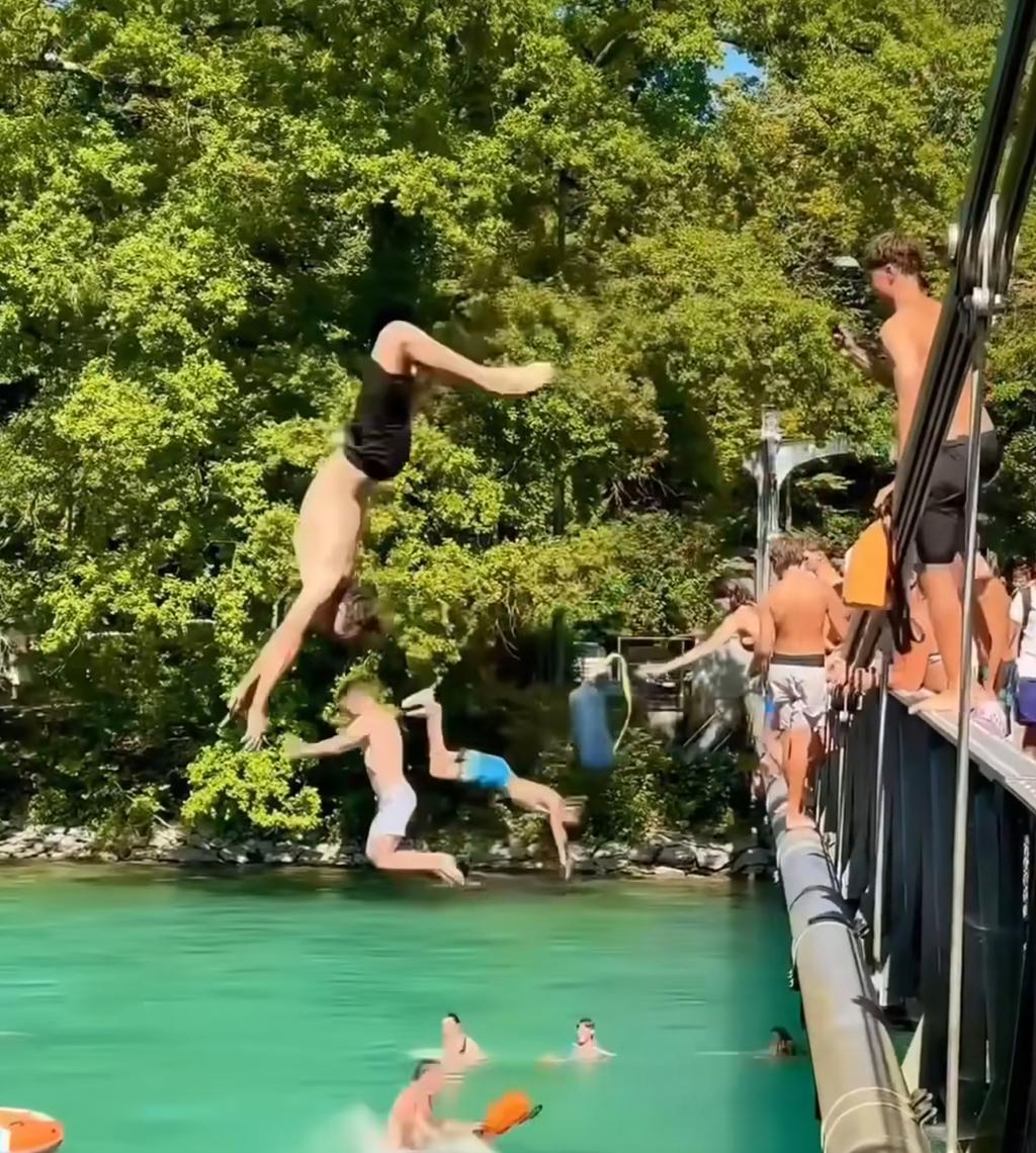 Gens plongent dans l’eau