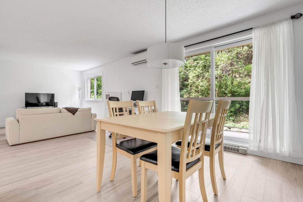 Salle à manger baignée de lumière naturelle