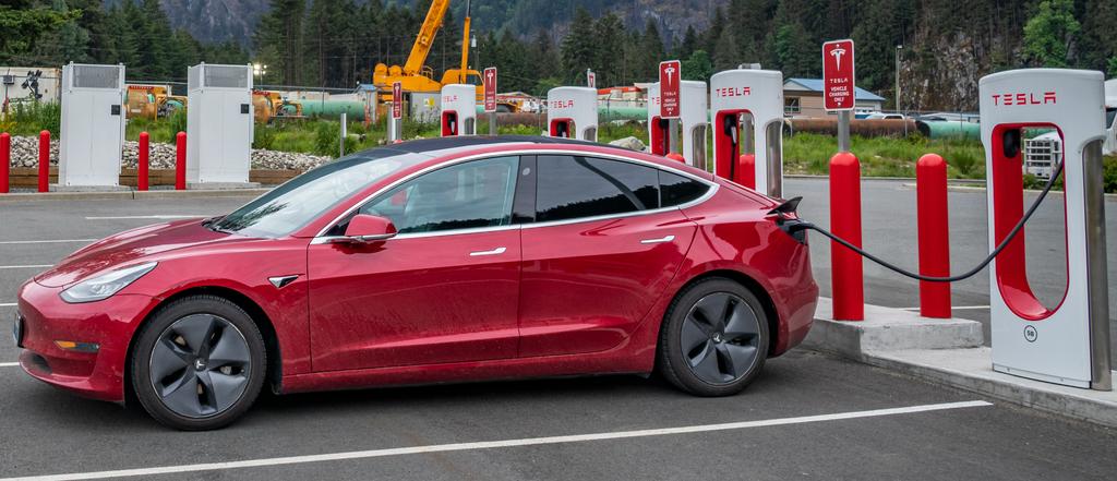 Une Tesla Model 3 en train de se recharger sur un Superchargeur