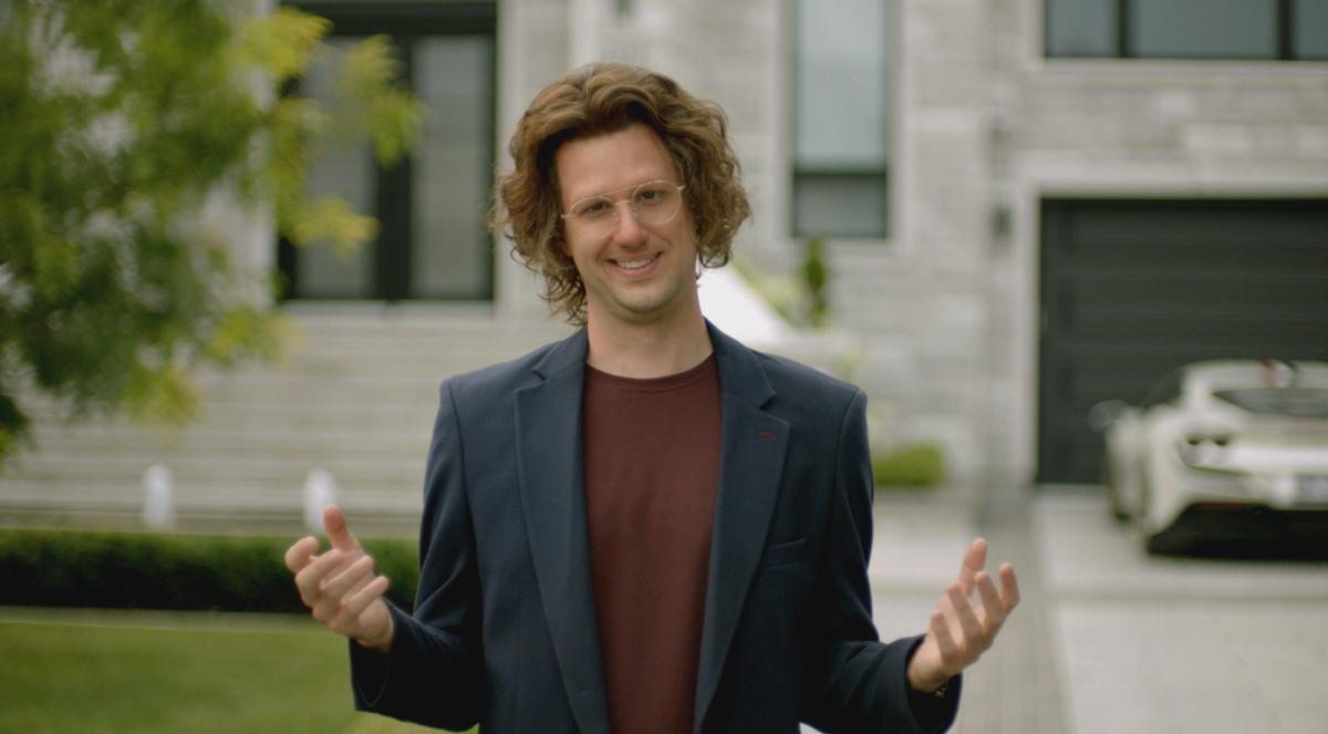 Pierre-Yves Roy-Desmarais parodie Pierre-Yves McSween au Bye Bye 2025