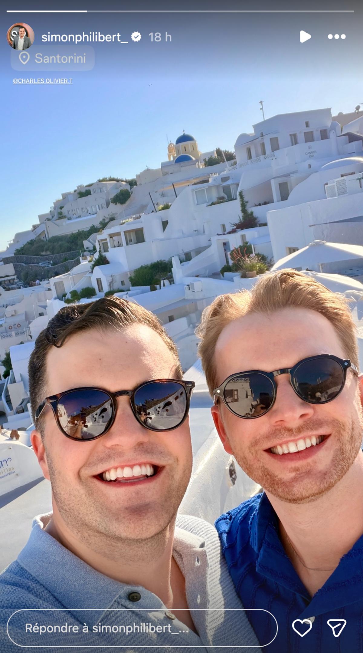 Simon Philibert et son amoureux Charles-Olivier en vacances en Grèce