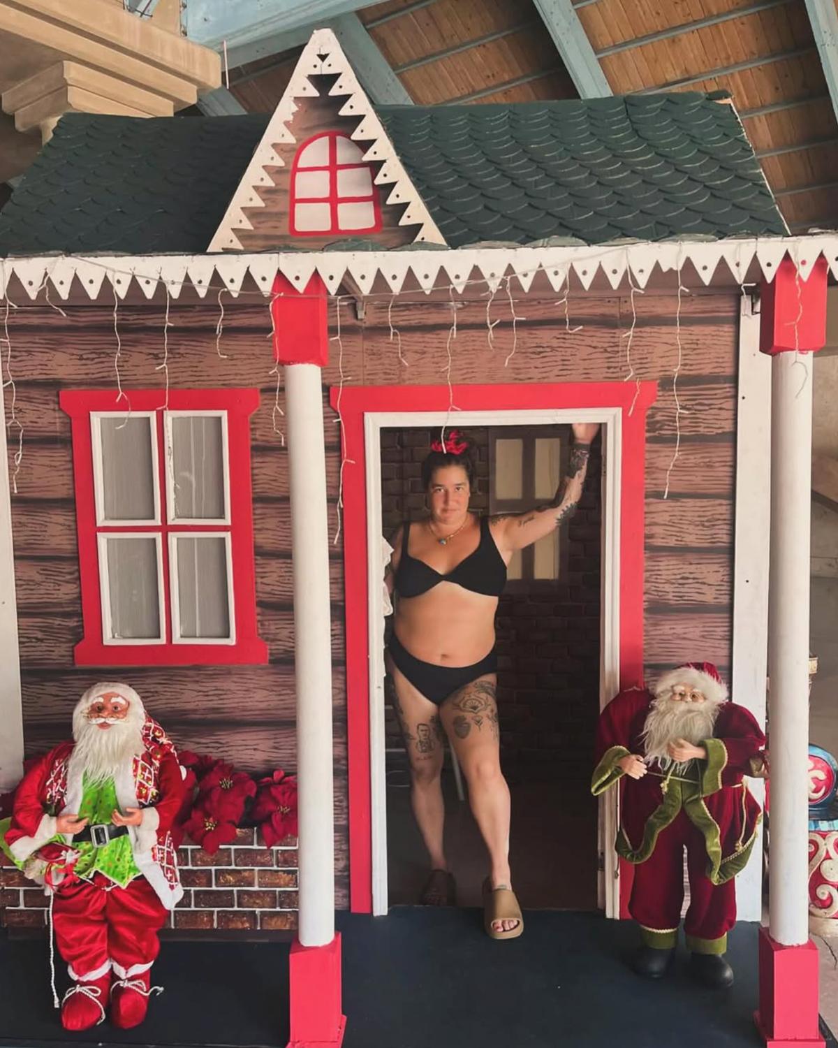 Mariana Mazza pose en sous-vêtements dans la cabane du Père-Noël