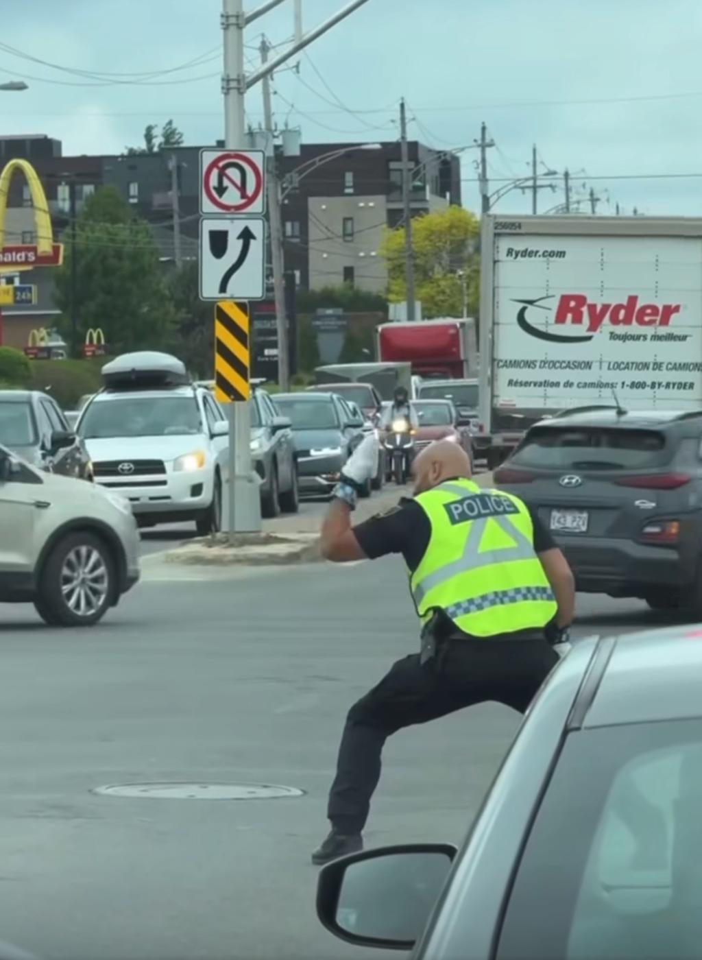 Policier qui danse à Blainville