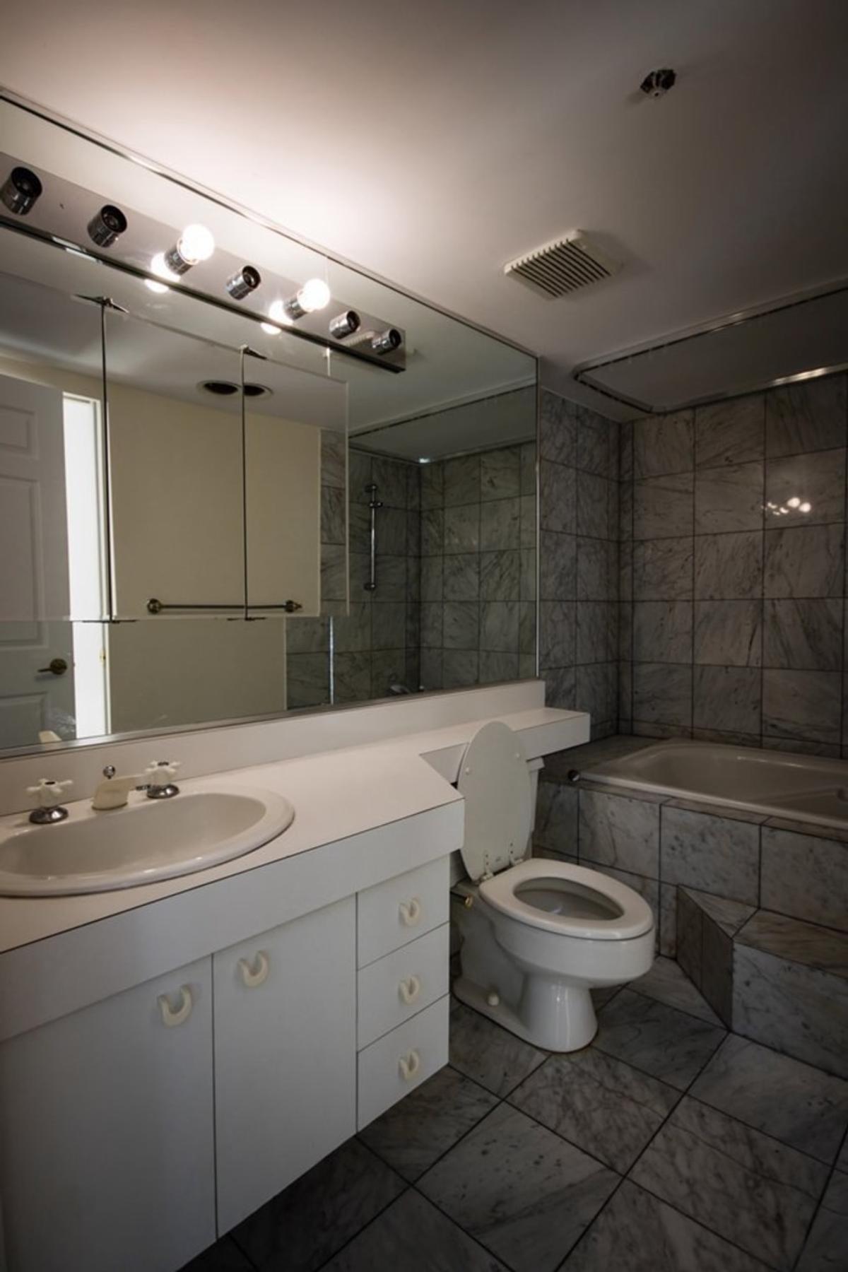 Autre angle de la salle de bain