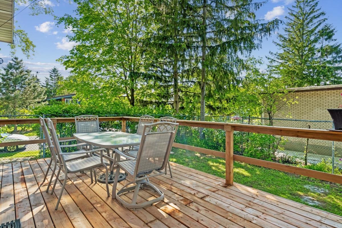 La terrasse arrière, parfaite pour les soirées d'été