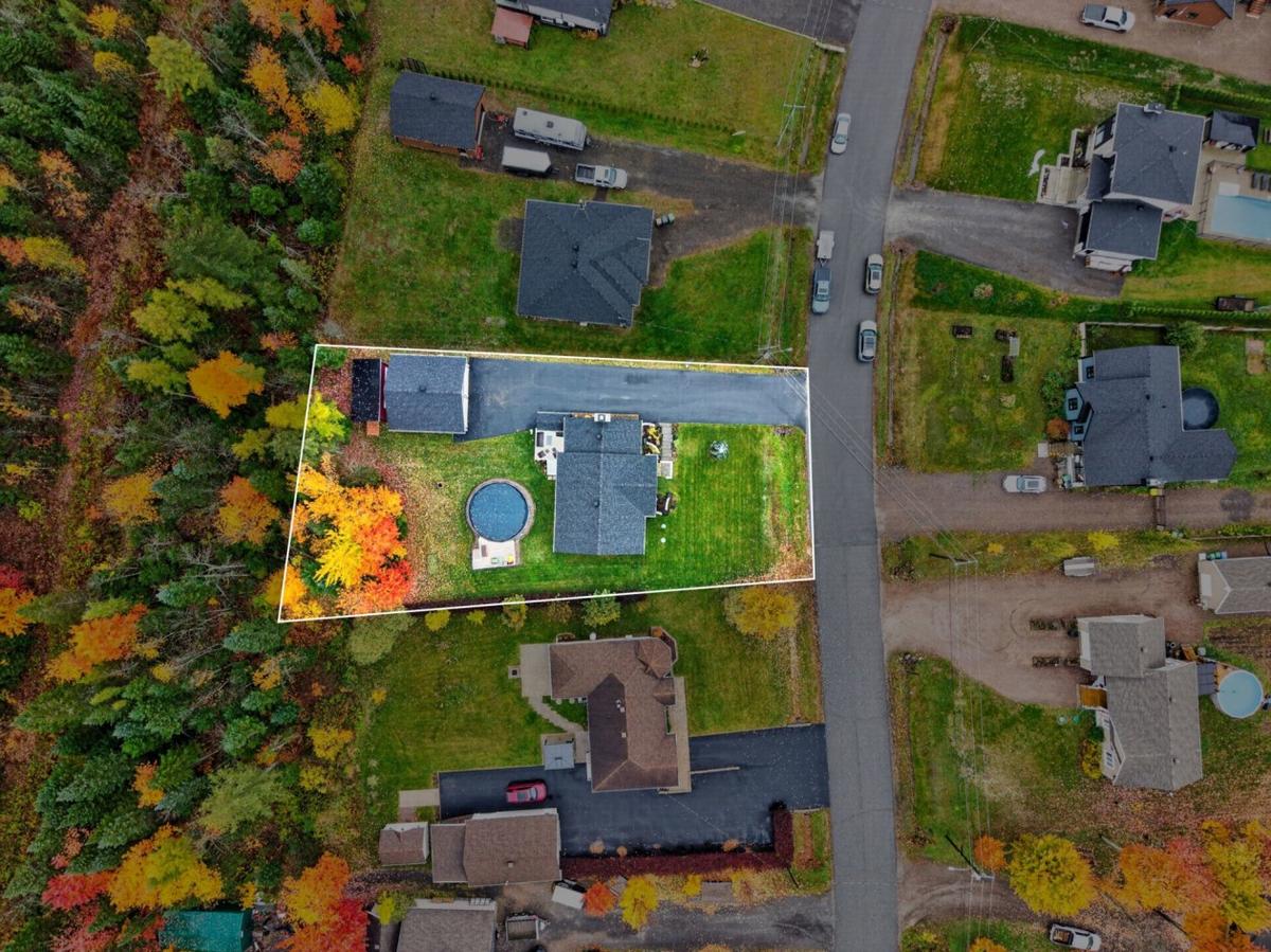 Vue d'ensemble de la propriété et de son terrain