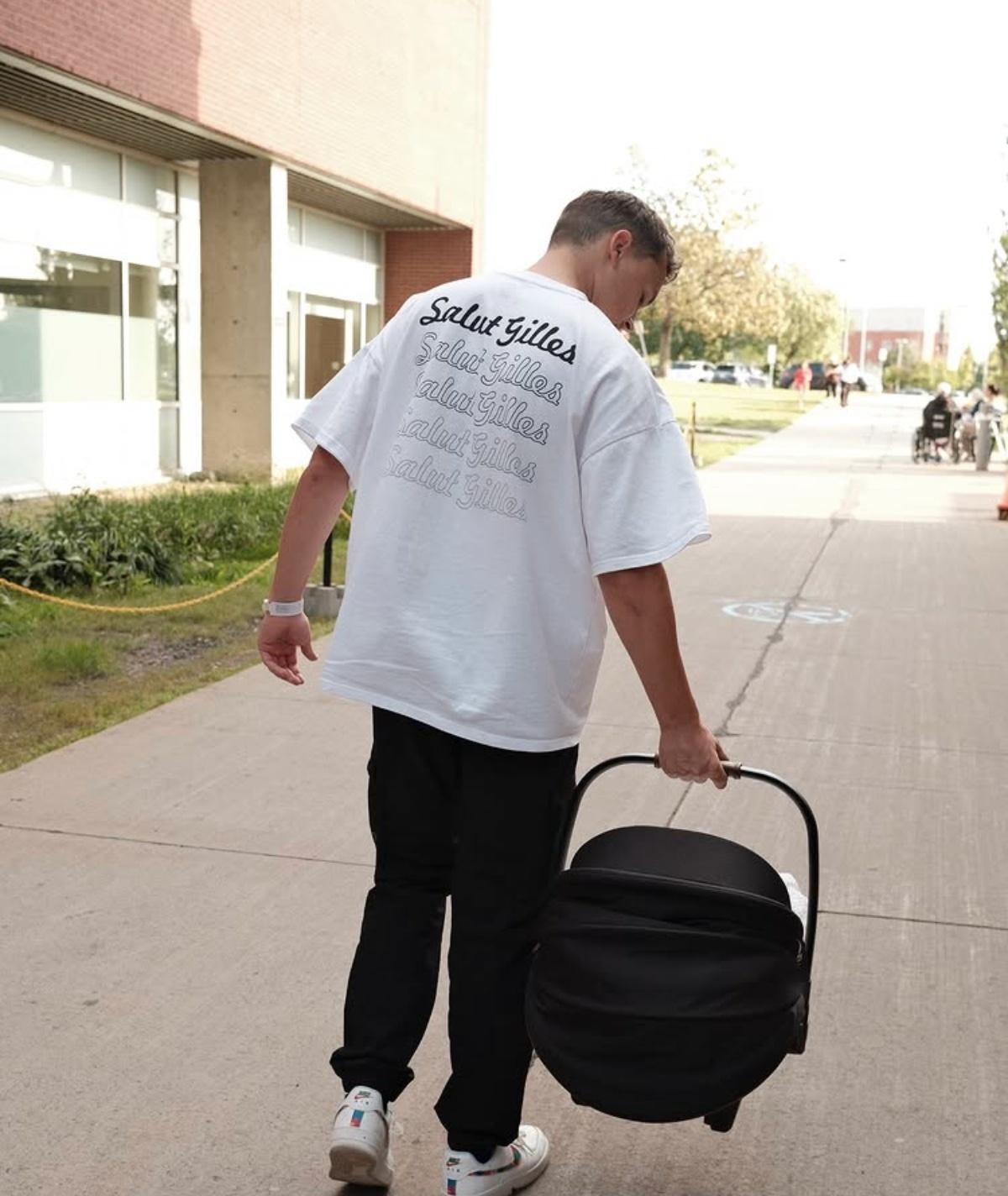 Danick Martineau quittant l'hôpital avec son bébé