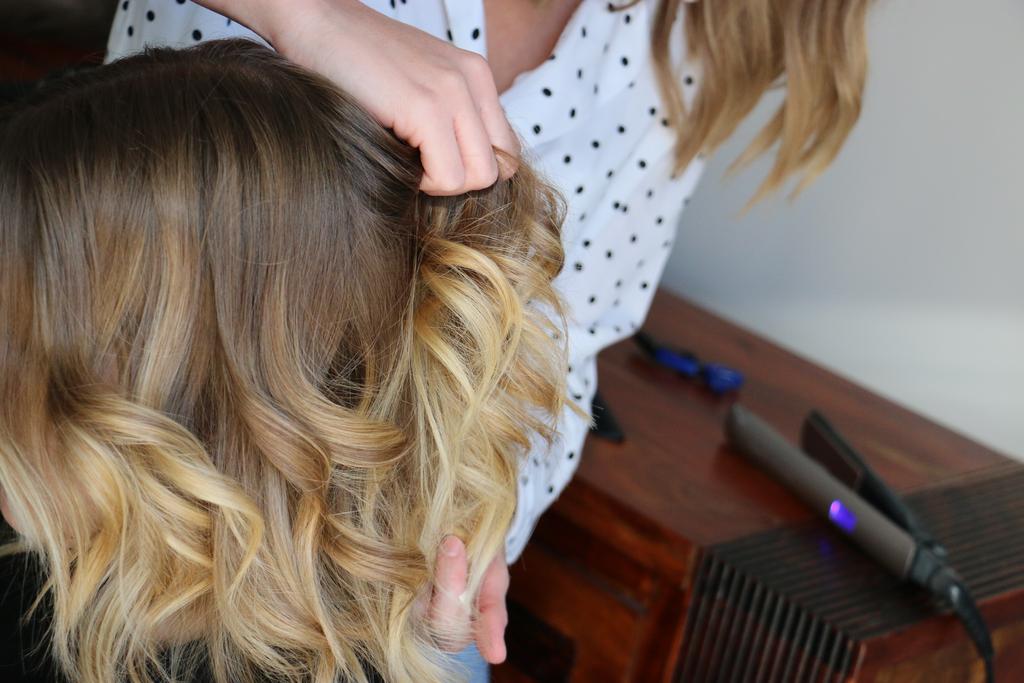 Coiffure chez la coiffeuse 