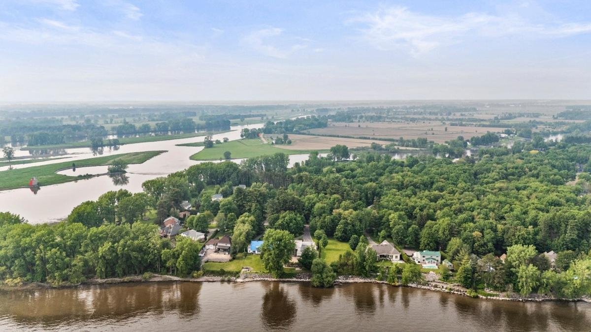 Vue d'ensemble du terrain riverain