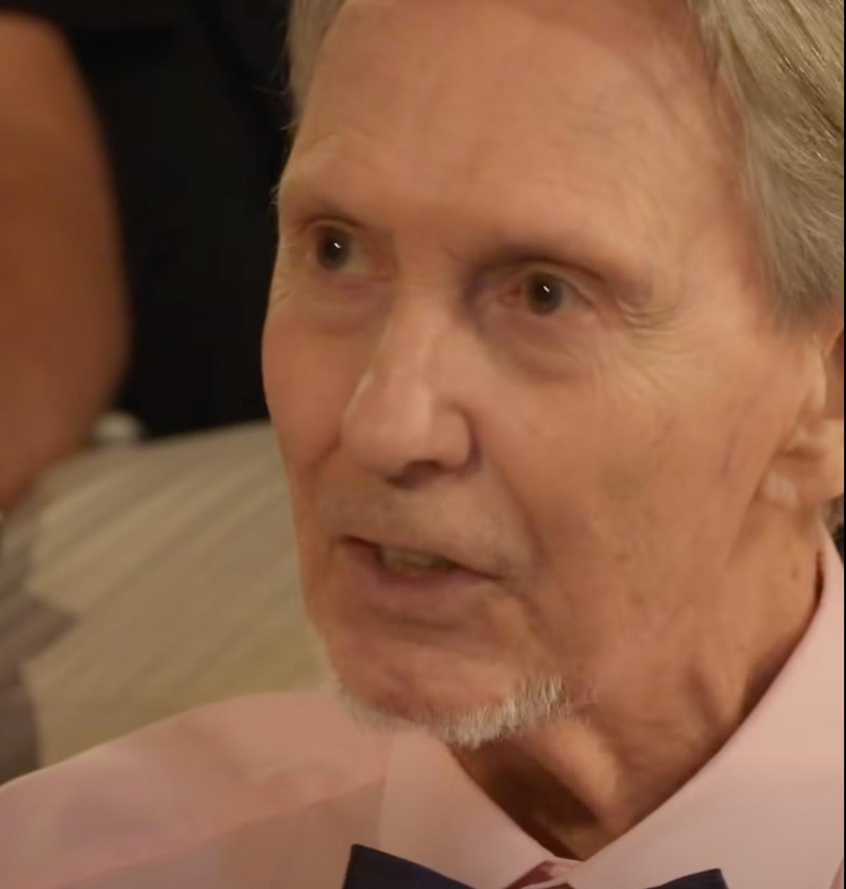 Bruce, un invité à Une époque formidable