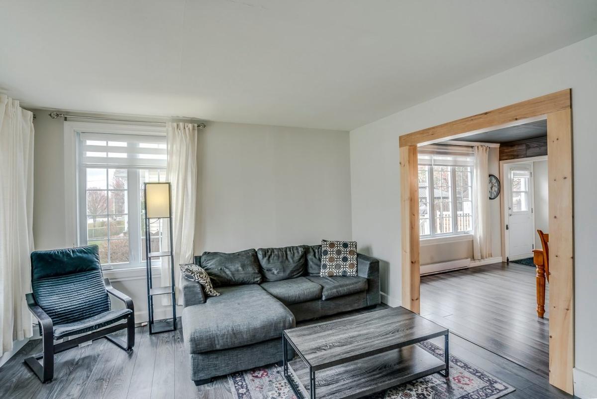 Chaleureuse, spacieuse : une maison de plain-pied à Val-Bélair avec cinq chambres et un poêle au bois qui crépite