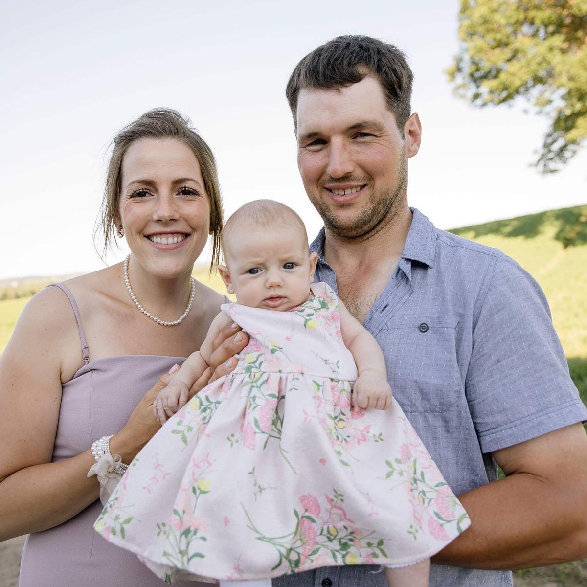 Le couple avec leur nouveau bébé en juin 2019