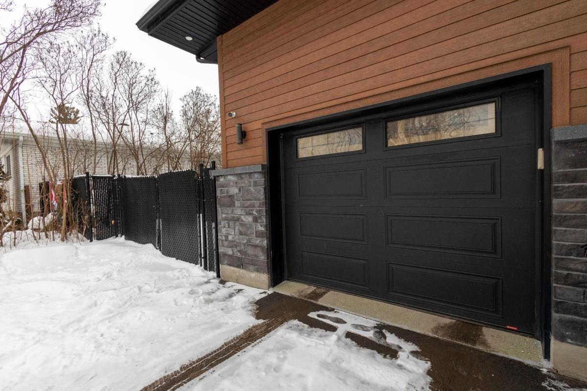 Garage avec plancher en époxy