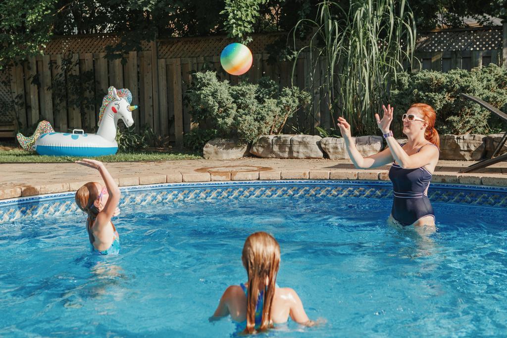 Famille s'amusant dans une piscine 