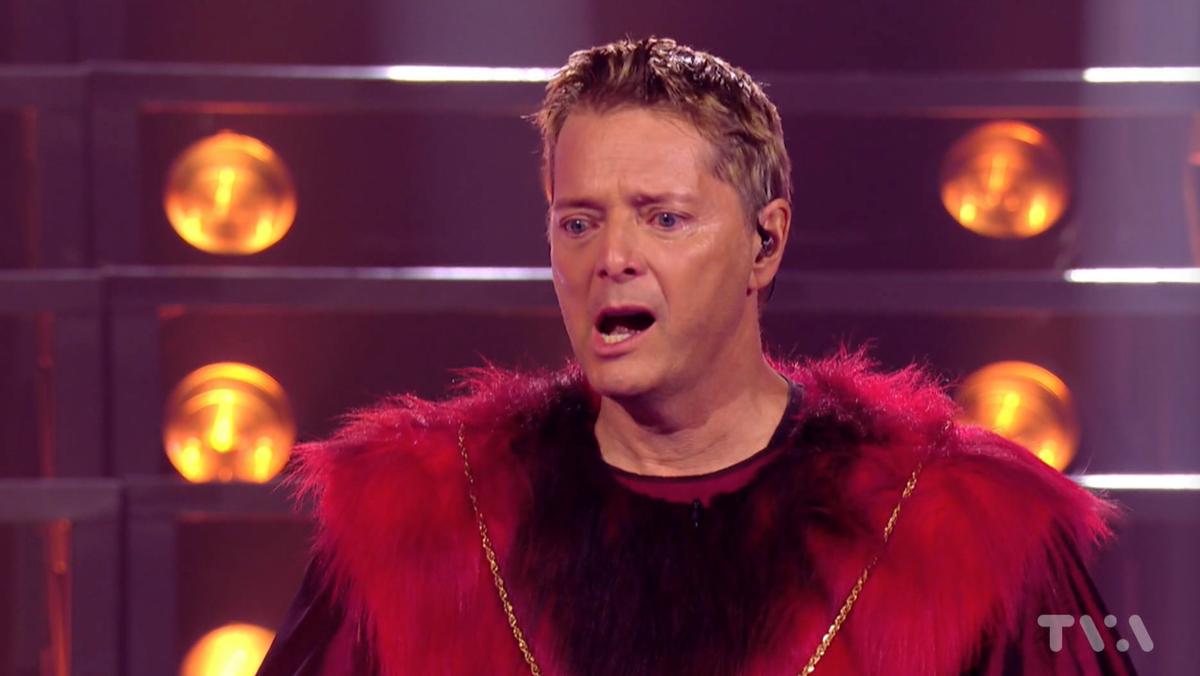 Steph Carse à Chanteurs Masqués dans son costume du Cardinal