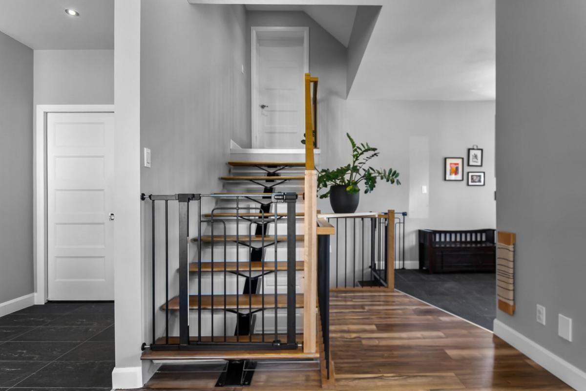 L'escalier menant au demi-étage
