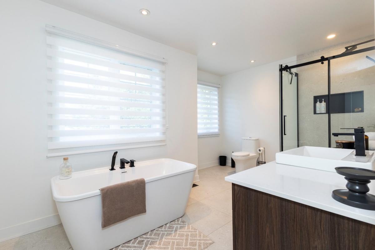 Salle de bain complète à l'étage