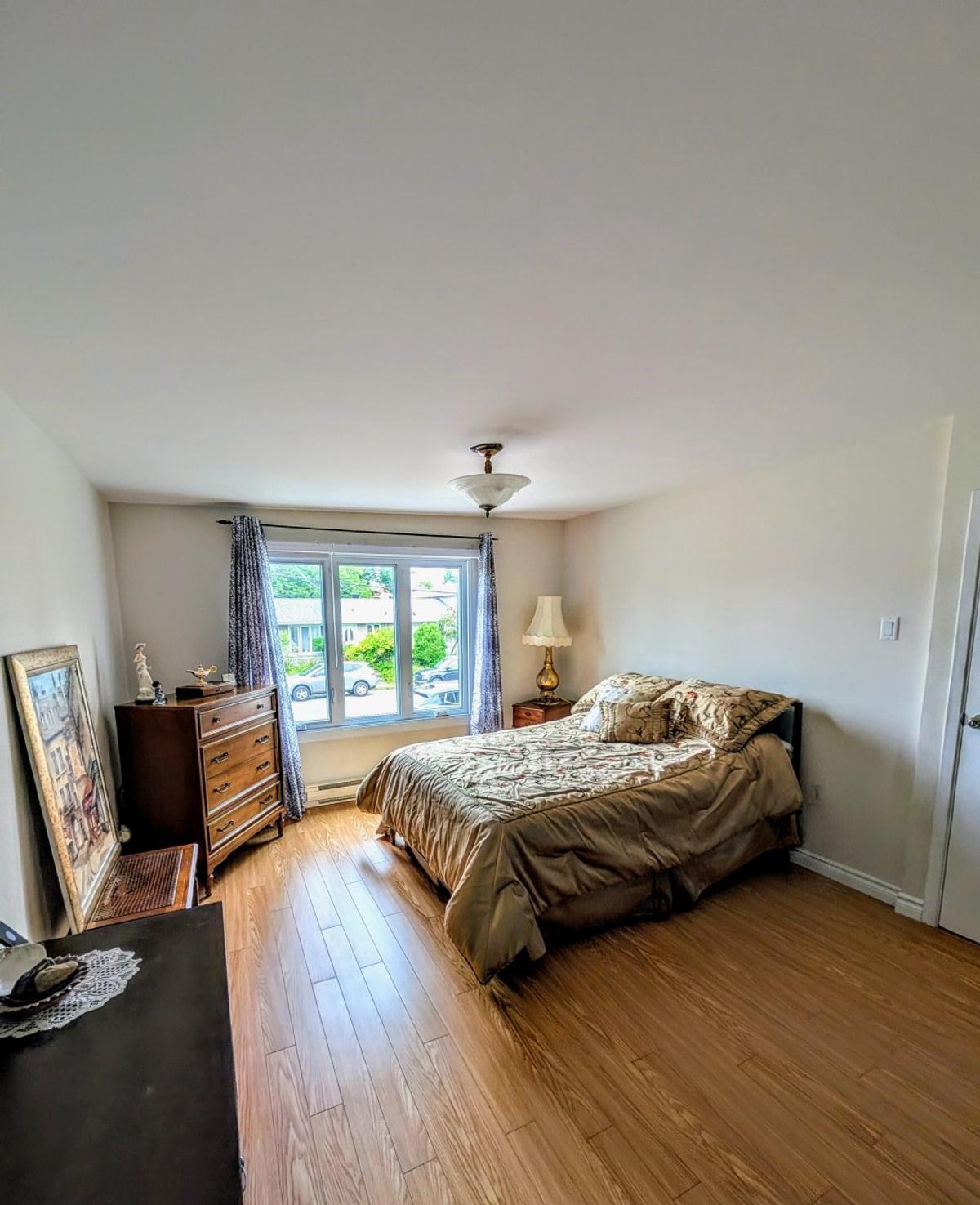 La chambre principale, spacieuse et lumineuse