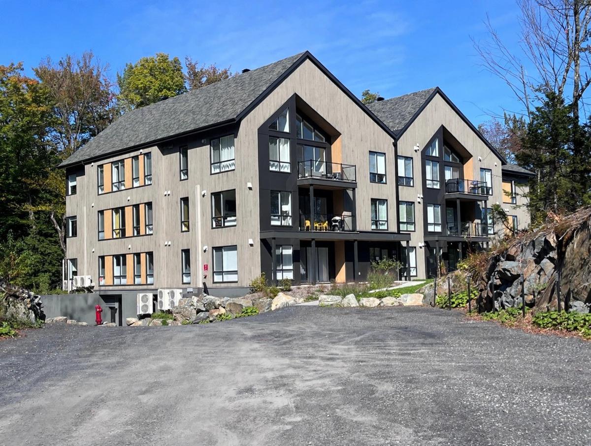 Vue extérieure du condo au pied de la montagne