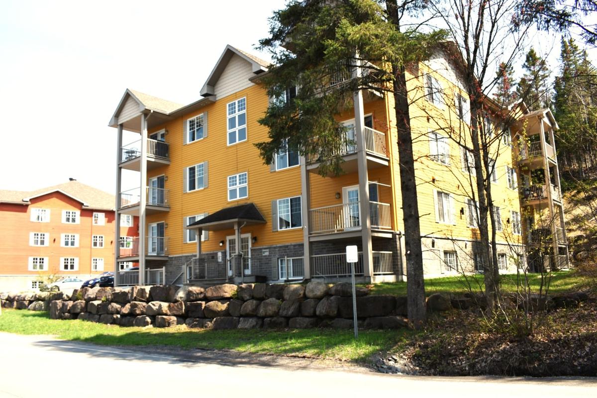 Façade de l'immeuble récent dans un cadre boisé