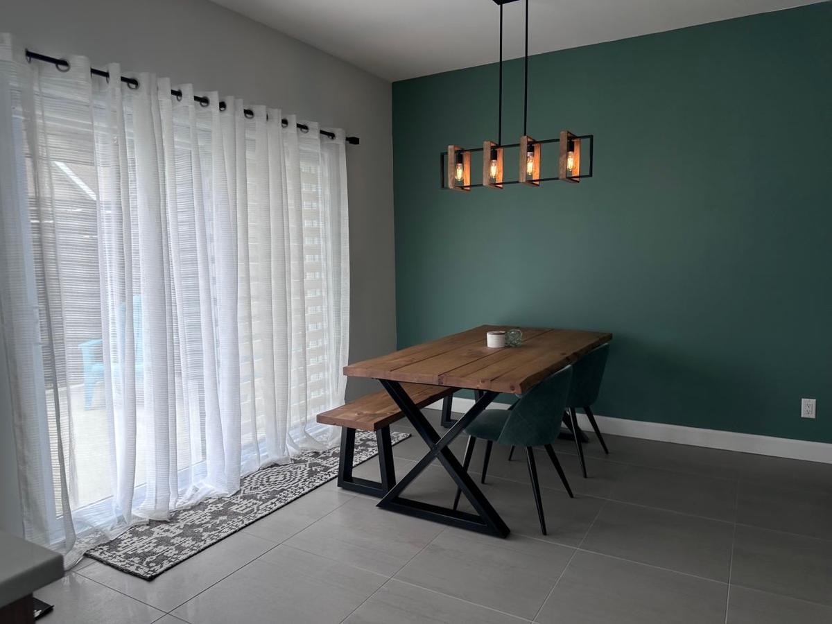 L'espace salle à manger baigné de lumière