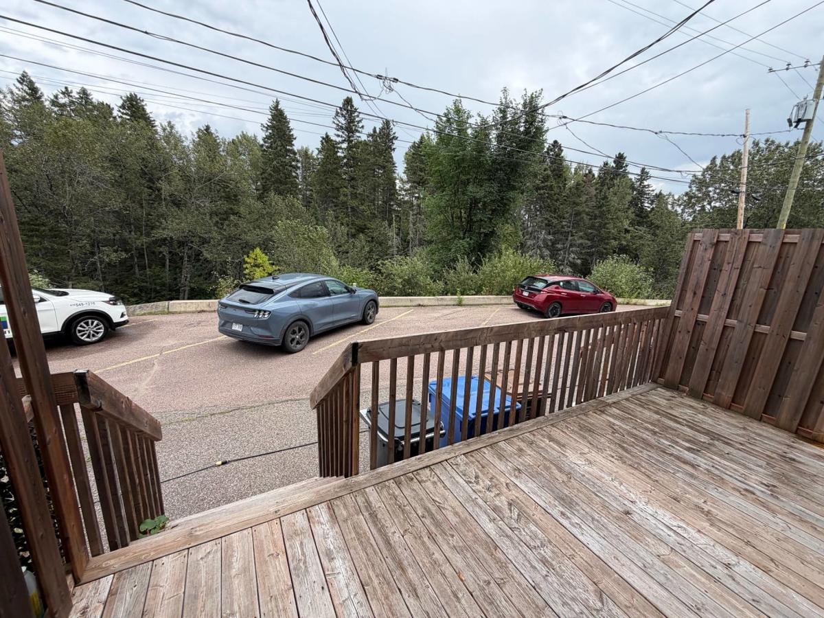 Terrasse arrière donnant sur le terrain dégagé