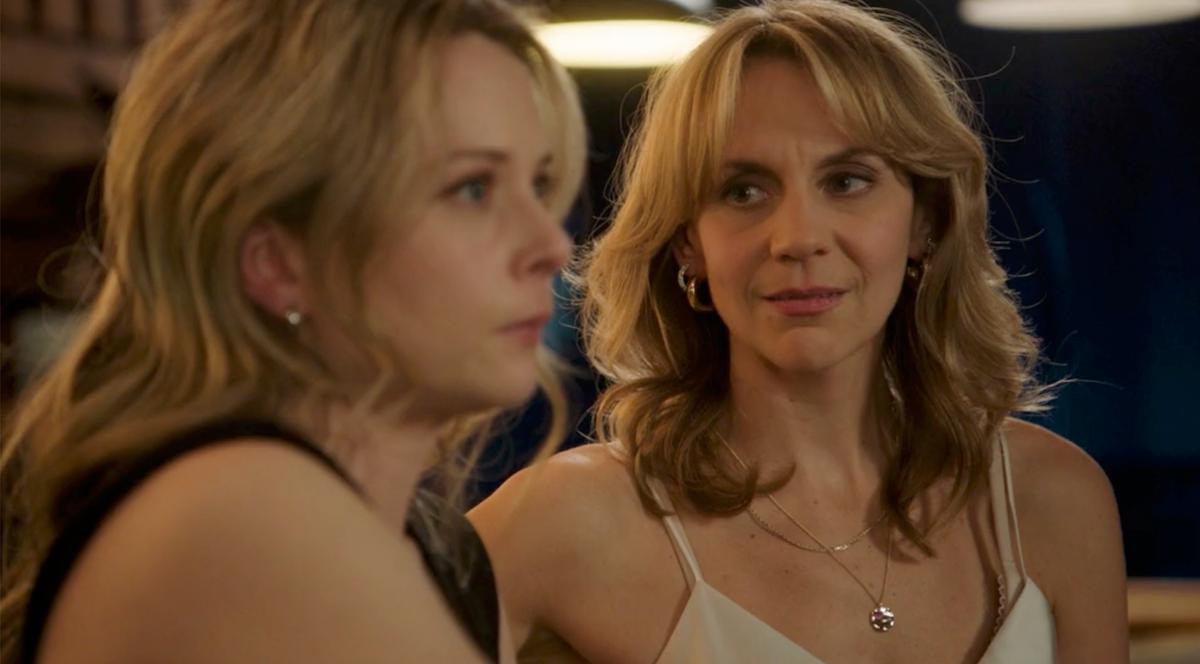 Katrine Duhaime et Léane Labrèche-Dor dans Antigang