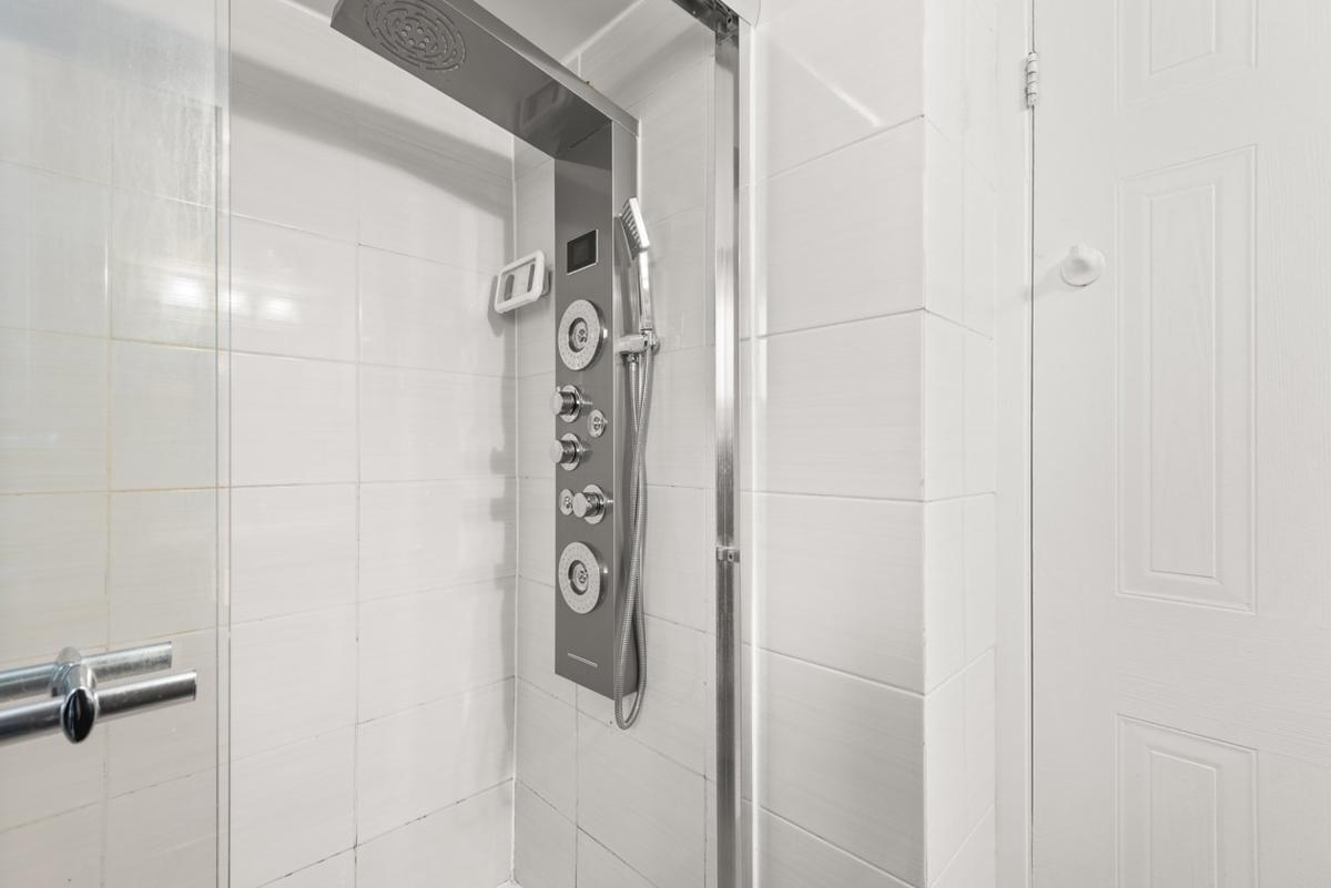 Vue complémentaire de la salle de bain