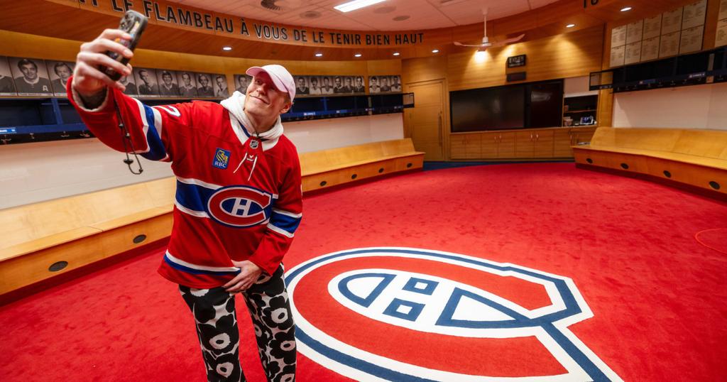 Patrik Laine dans la chambre CH, prenant un egoportrait