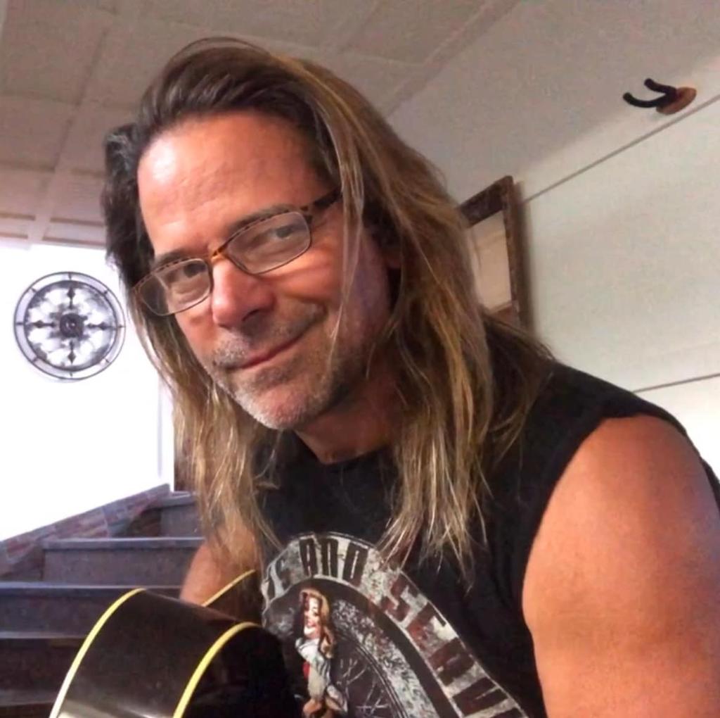 Rick Hughes avec sa guitare