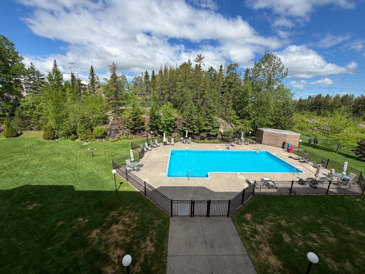 Piscine chauffée de l'immeuble