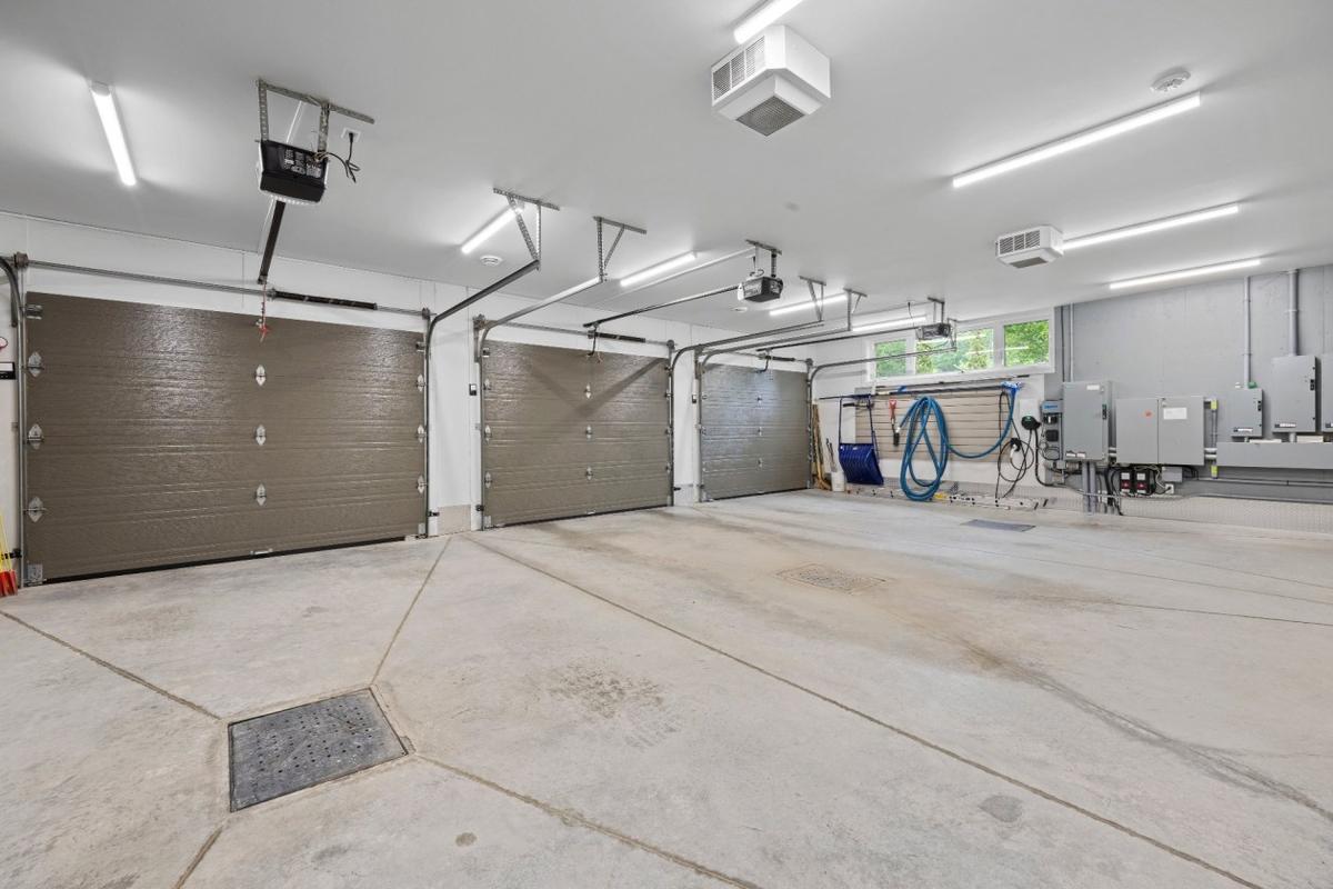 Garage triple