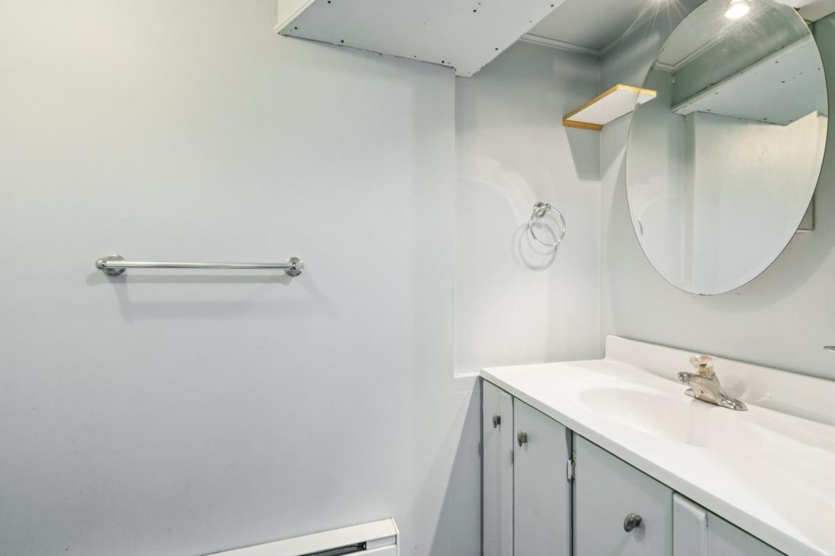 Deuxième vue de la salle de bain du sous-sol