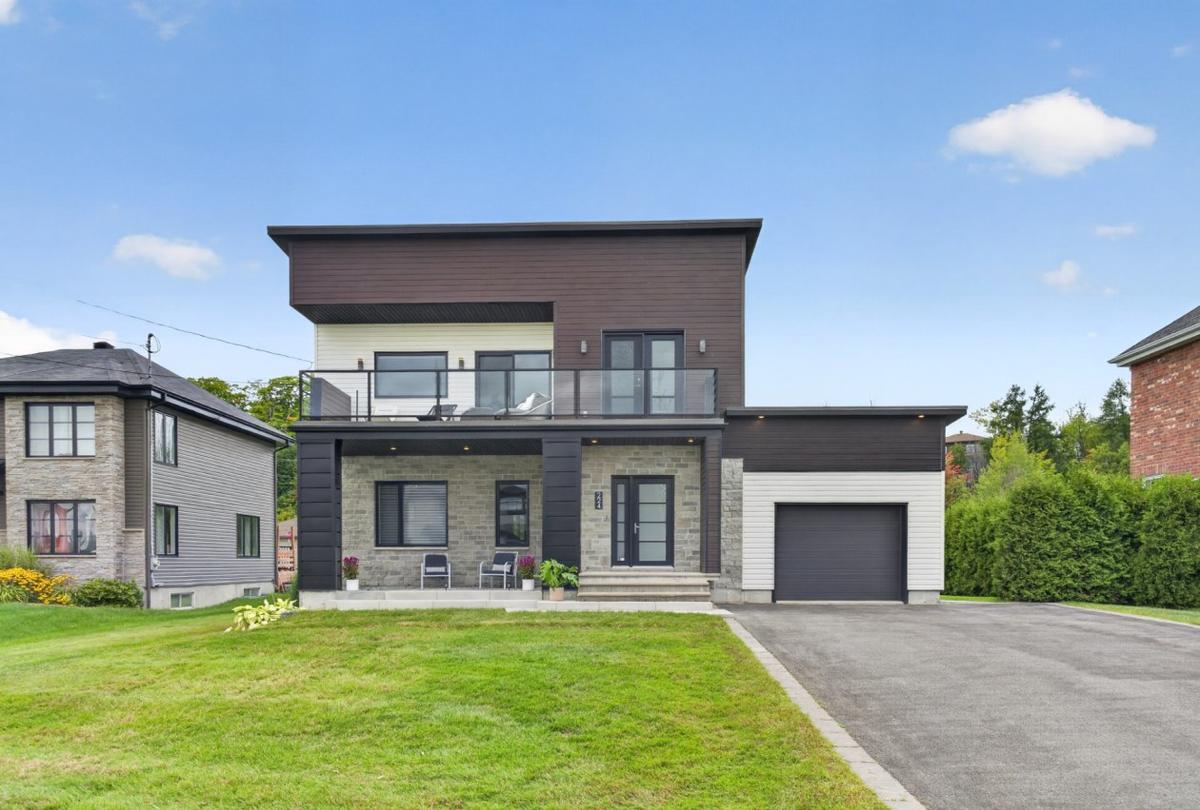 Façade contemporaine de la résidence avec vue sur le terrain