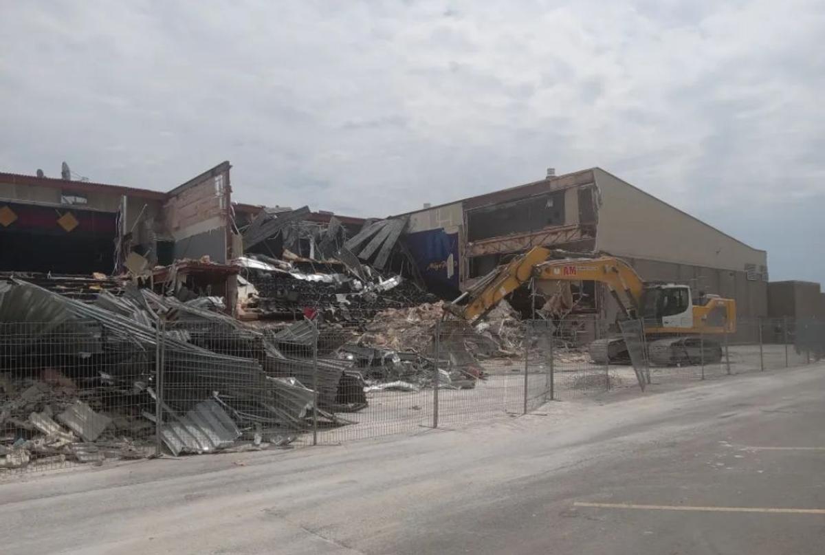 La démolition du Cinéma Guzzo Mega-Plex Deux-Montagnes IMAX en juillet 2025 (Source: MonsieurNITRO - Wikimedia Commons)
