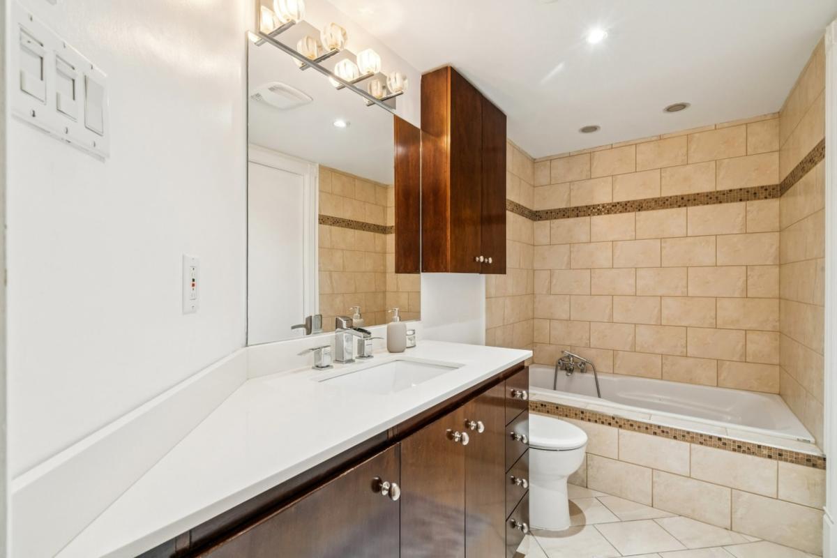 Salle de bain avec douche en céramique