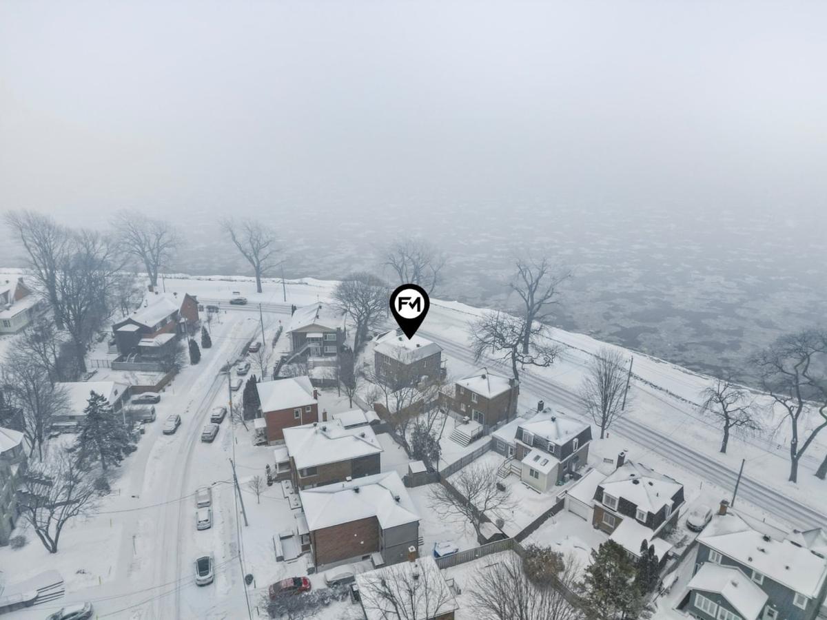 Vue aérienne de la propriété et du voisinage