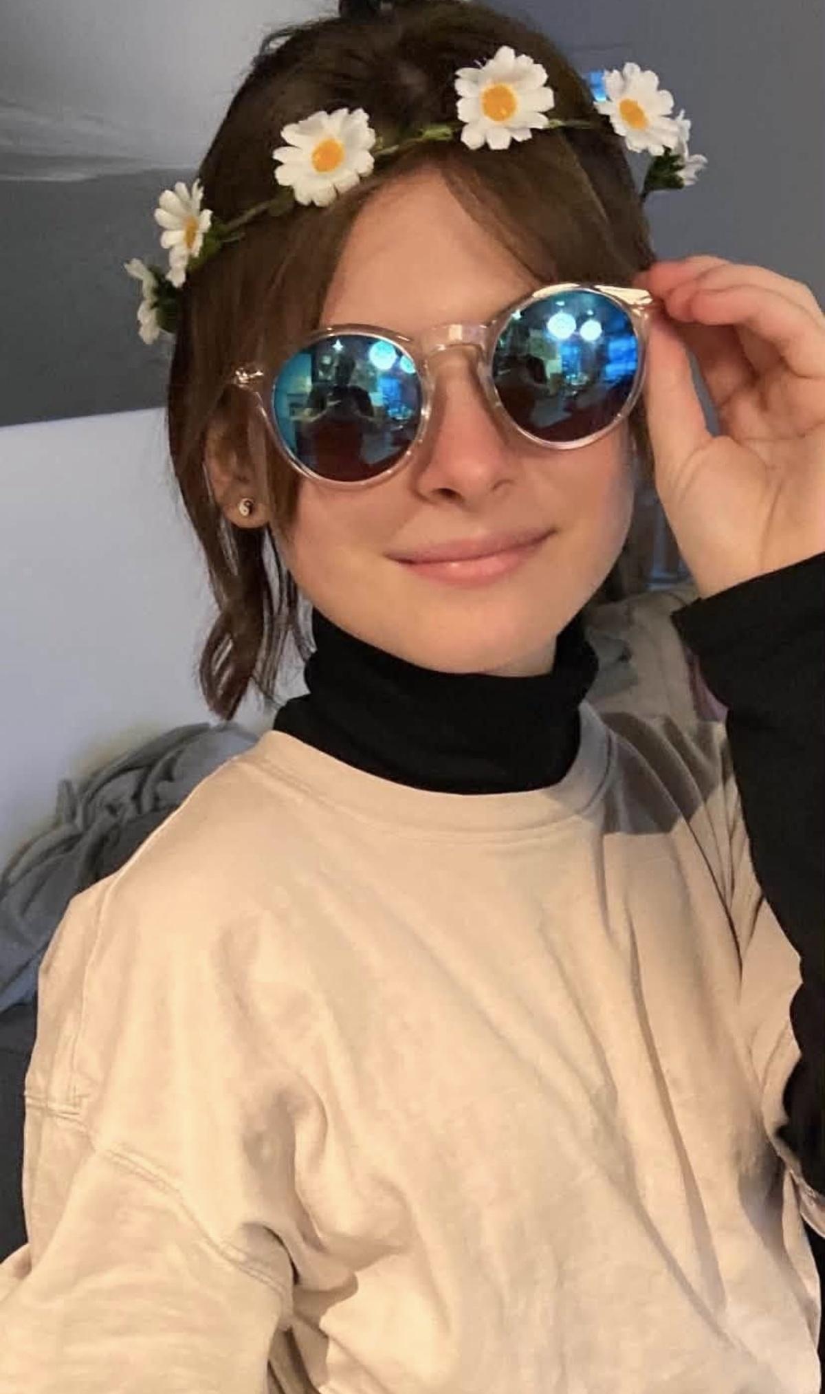 Mia Tinayre avec des lunettes