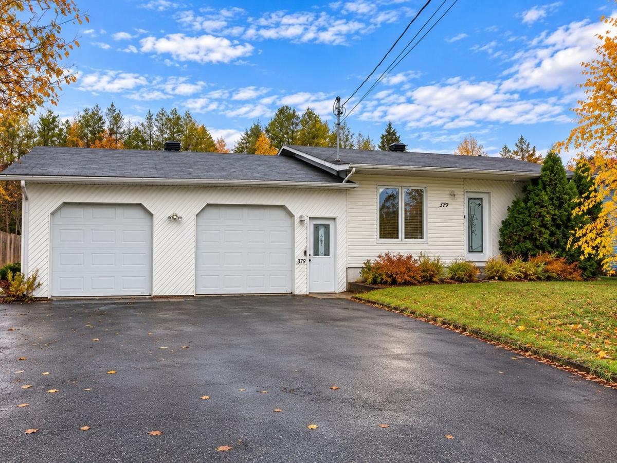 Façade du bungalow dans son quartier résidentiel