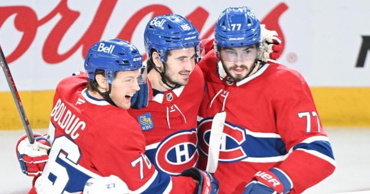Zachary Bolduc, Alexandre Texier et Kirby Dach - Célébration chandail rouge