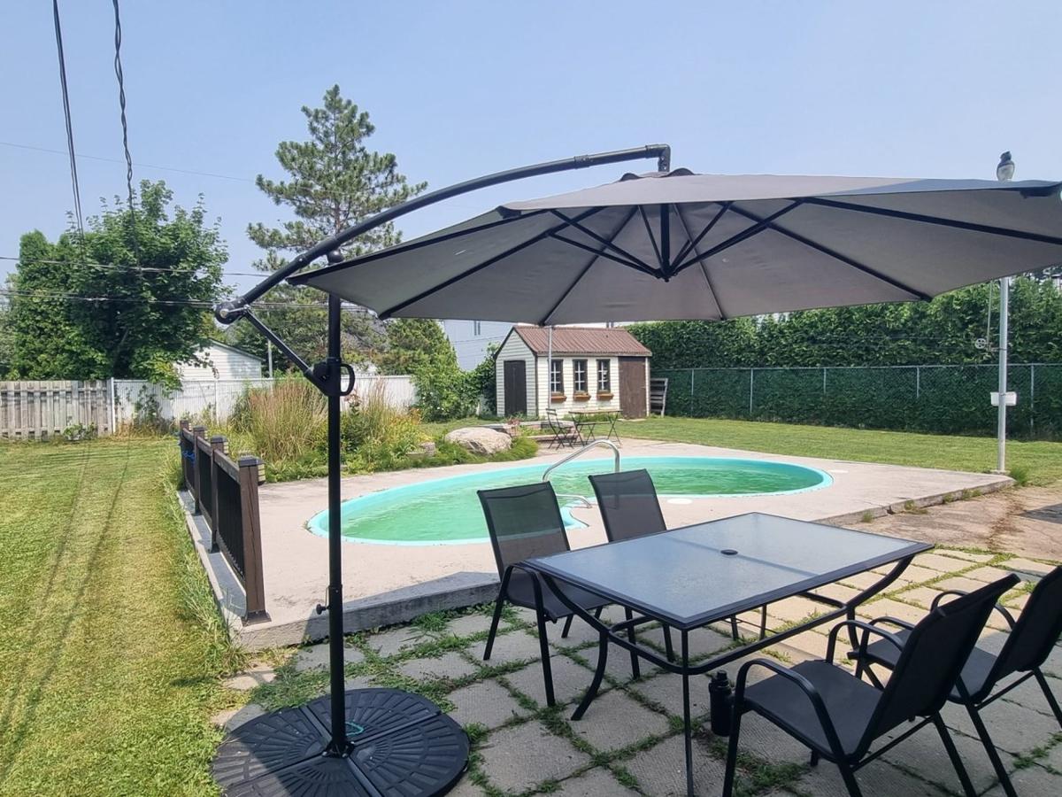 Piscine creusée dans la cour arrière