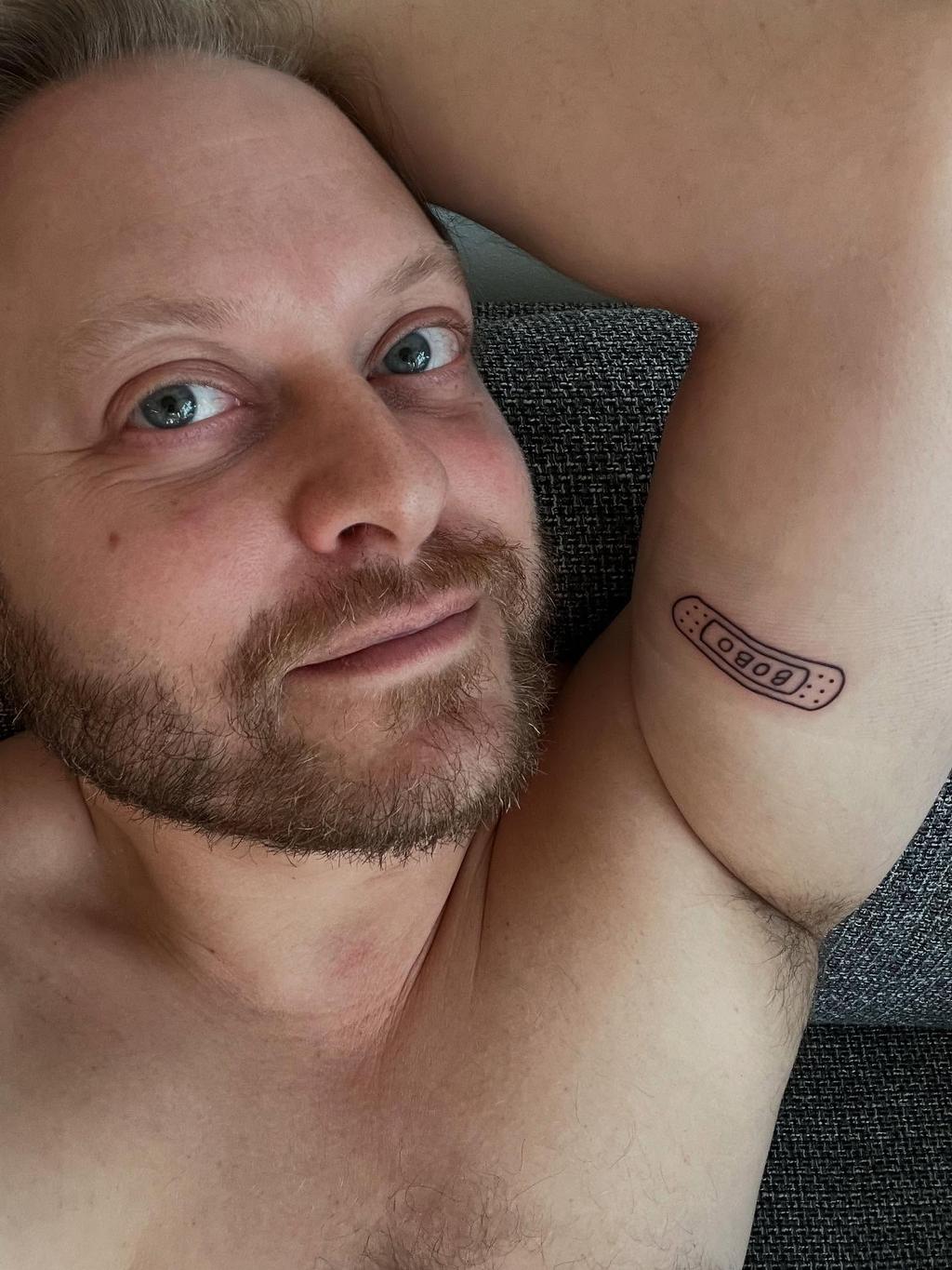 Guillaume Lambert présente son nouveau tatouage