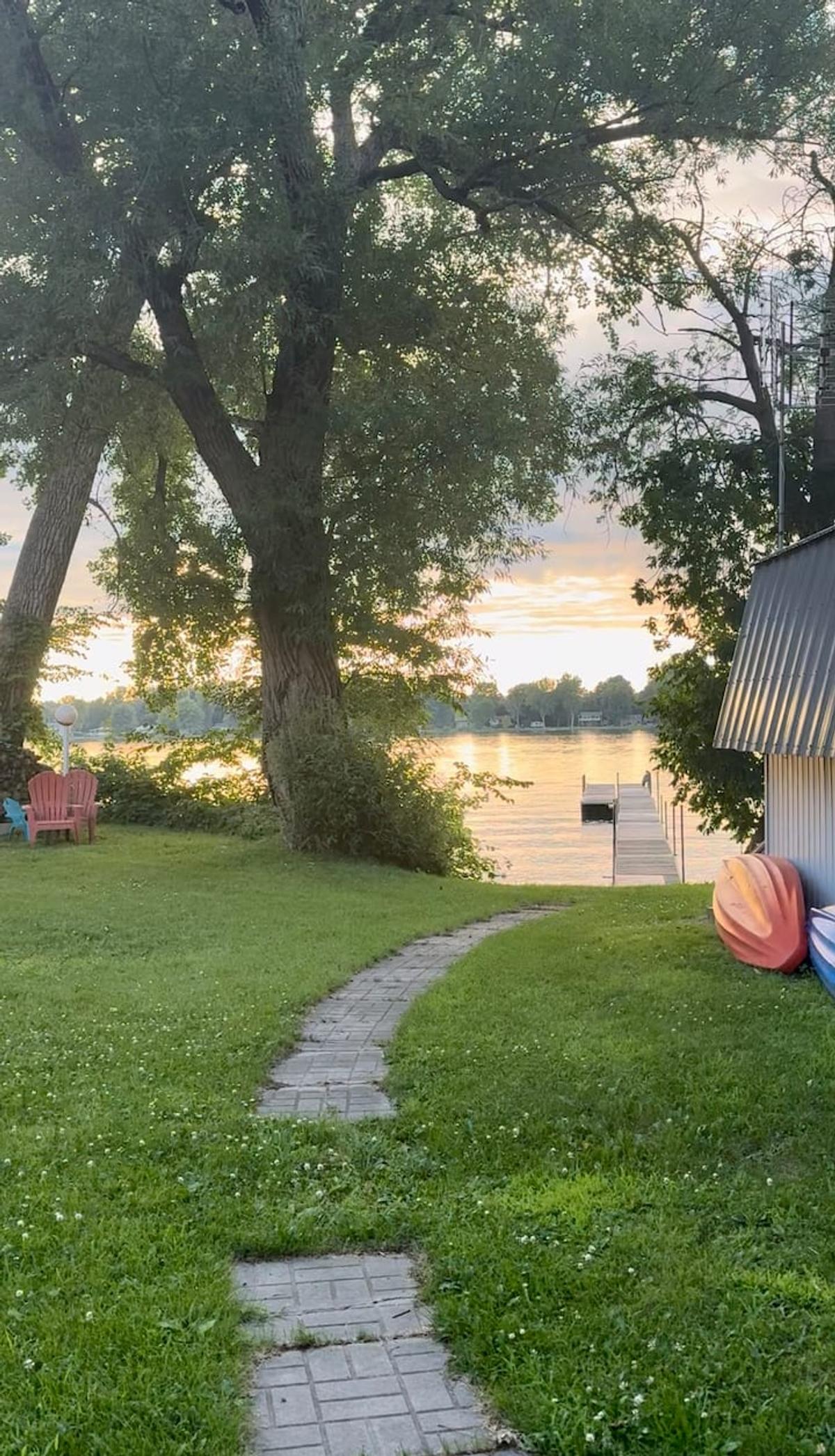 Salon du chalet avec vue sur la rivière