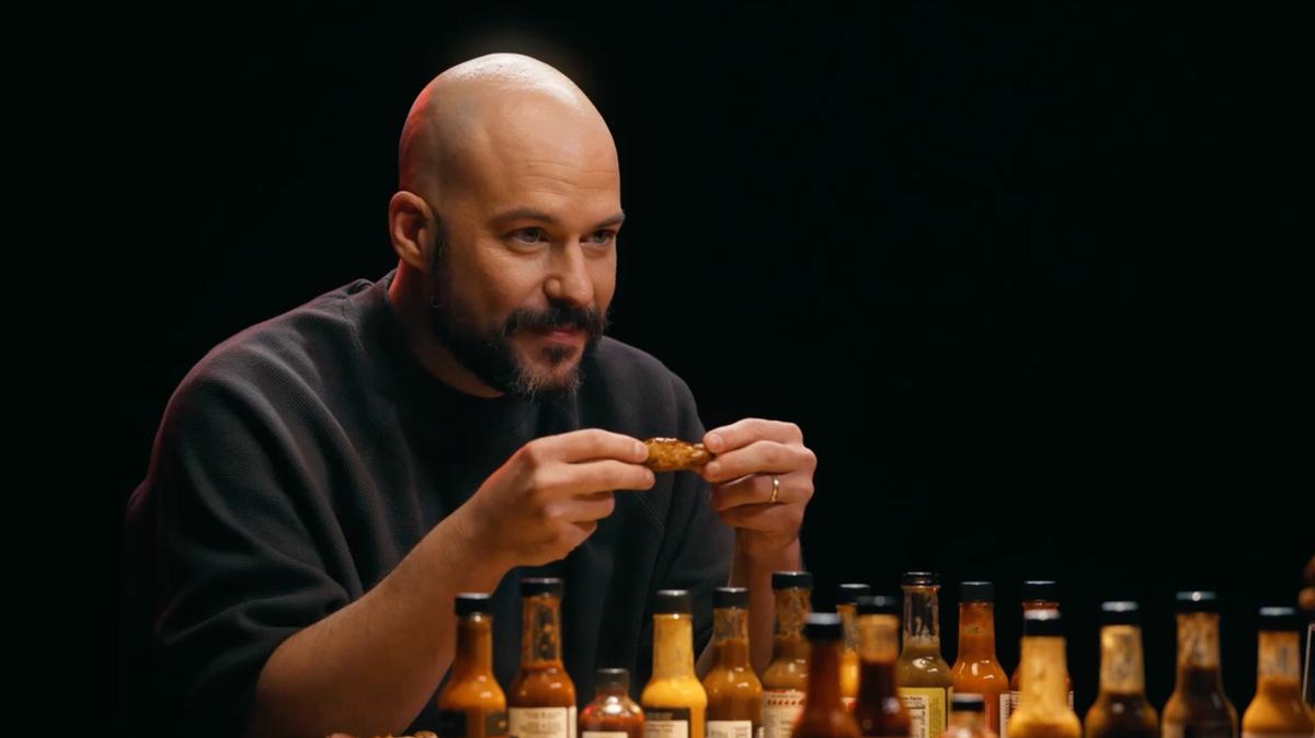 Marc-André Grondin à Hot Ones Québec