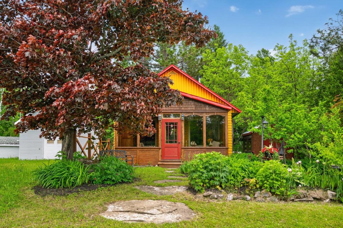 Façade du chalet rustique au pied du Mont-Comi