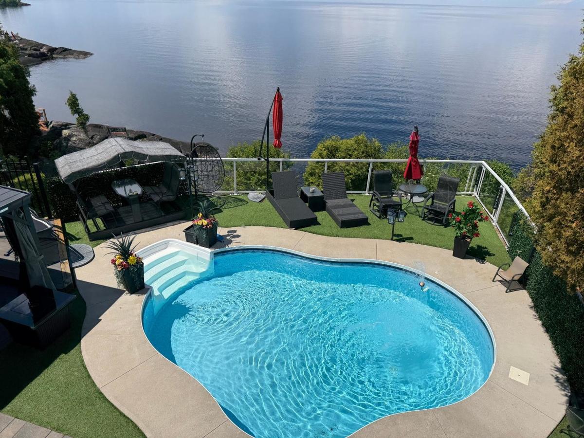 Piscine creusée chauffée et clôturée