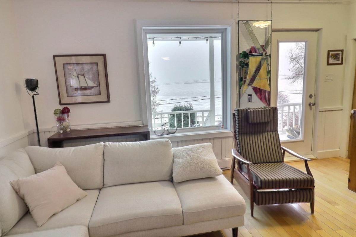 Charmante maison d'époque avec vue imprenable sur le Lac-Saint-Jean : trois chambres, accès au lac et grand terrain paysager